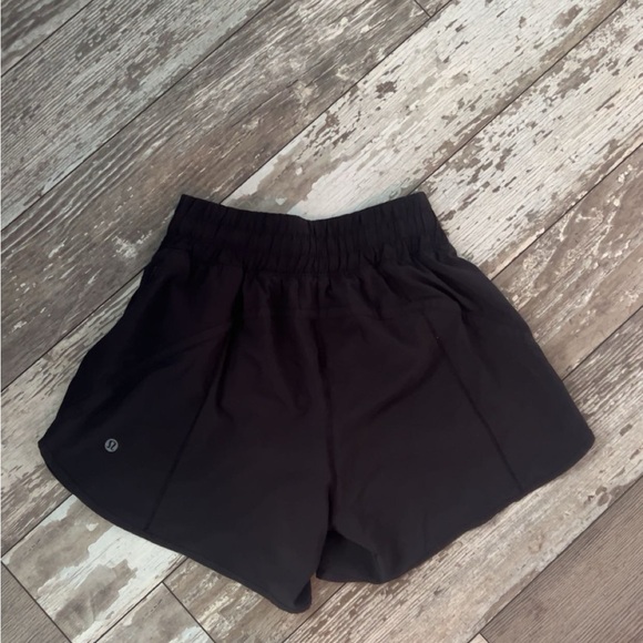 lululemon track that 5” inseam women’s shorts size 6 - Picture 2 of 3